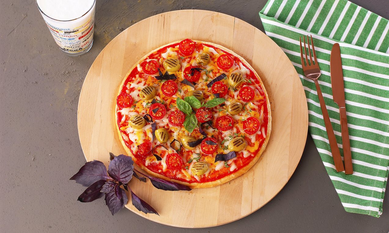 Domatesli Zeytinli Dört Peynirli Pizza