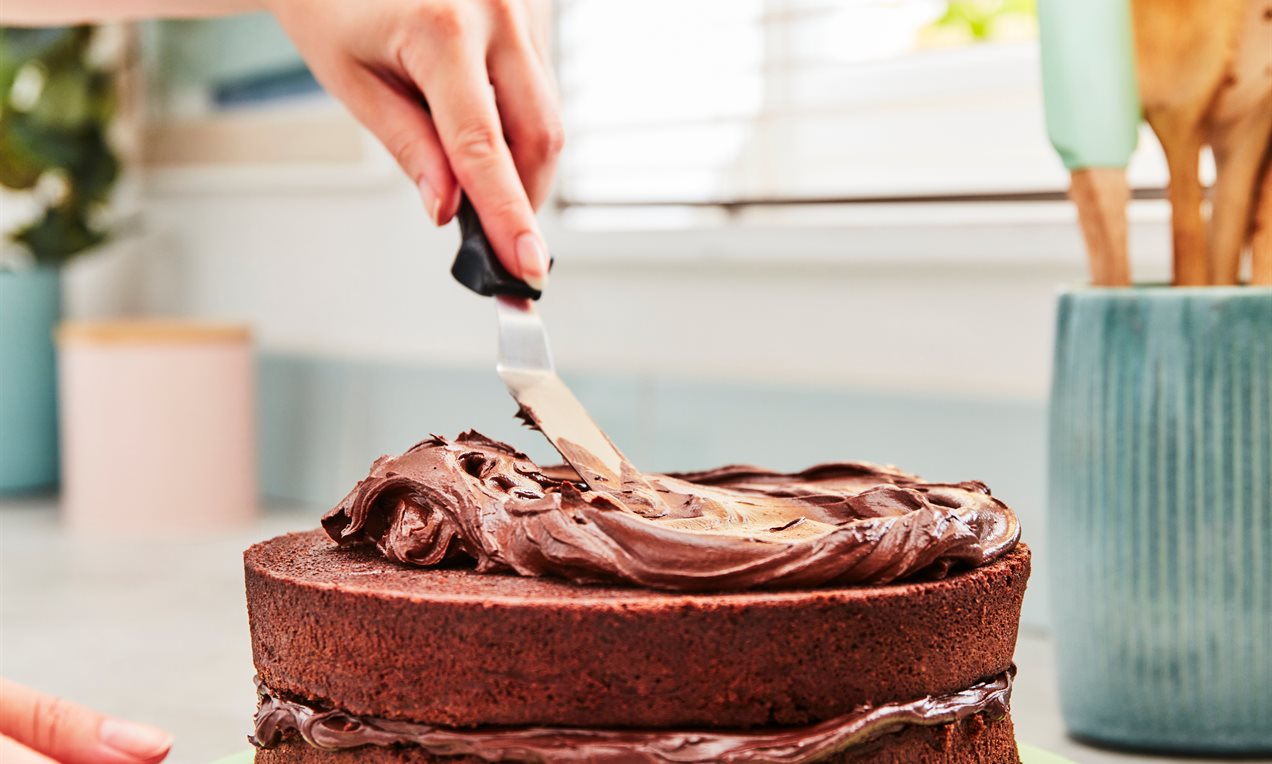 Picture - Spreading Ganache on Cake v1