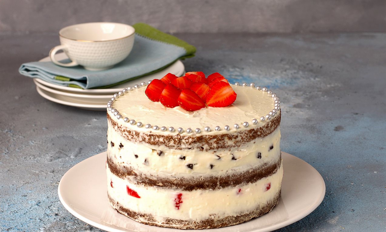 Çikolata Parçalı Çilekli Naked Cake